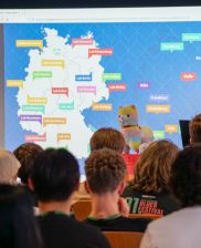 Person stellt die Jugend-hackt-Event- und Lab-Karte einem Publikum vor.